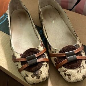 Bernie  Mev  Cream Brown Floral “ Nicole “ Size 7 & 1/2 canvas slip ons